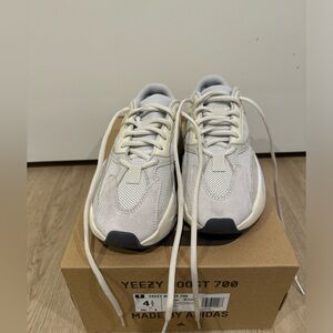 Women’s YEEZY BOOST 700 size 4.5